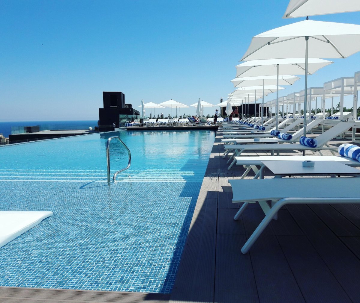 Skybeach Day by the pool