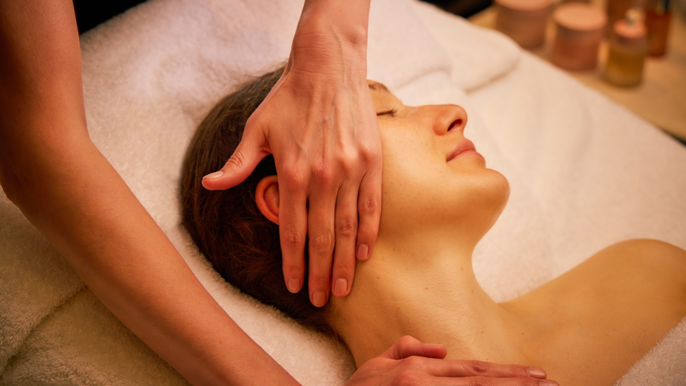 Gold Hydra-lifting Facial (60 mins)