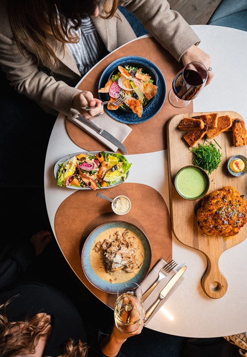 DISCOVERY LUNCH OR DINNER AT MOMENTS FOR TWO WITH WINE PAIRING