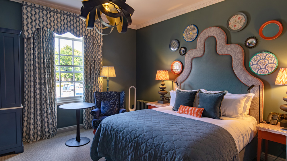 Twine Dine & Stay in a Mansion House Comfy Room