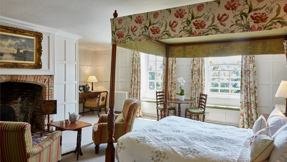A fabulous feature four poster & fizz stay at The Spread Eagle