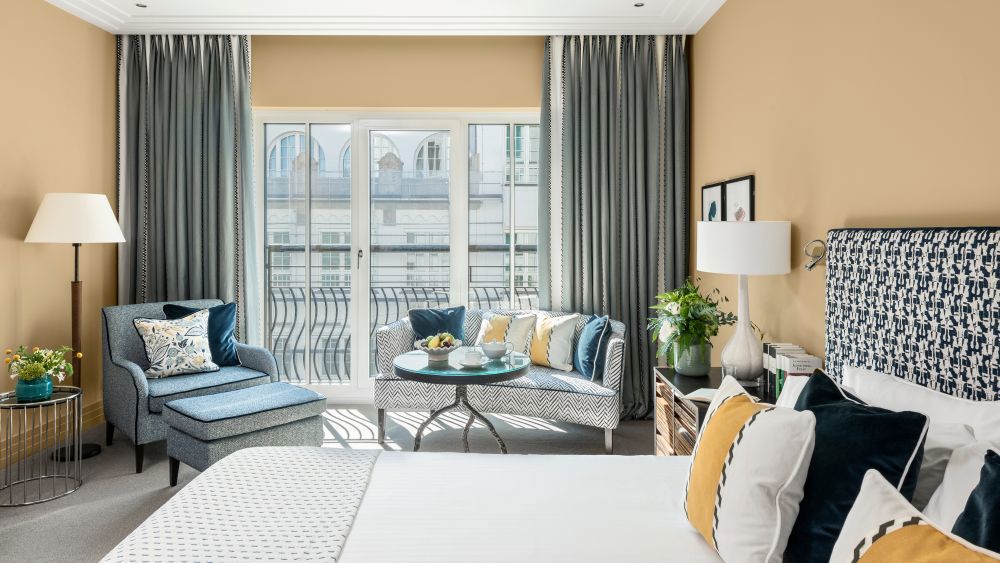 City Escape in a Classic Room