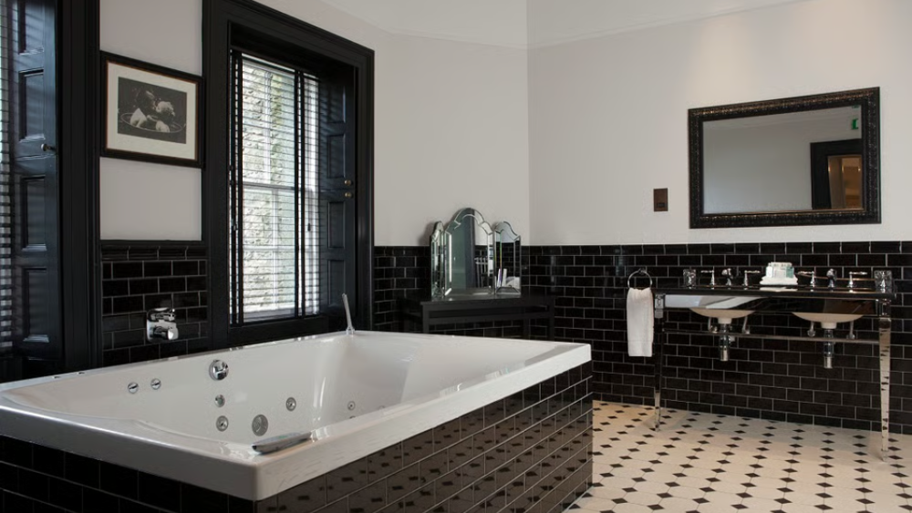 Luxury Overnight Stay for two with three course dinner & breakfast in the Lairds Suite