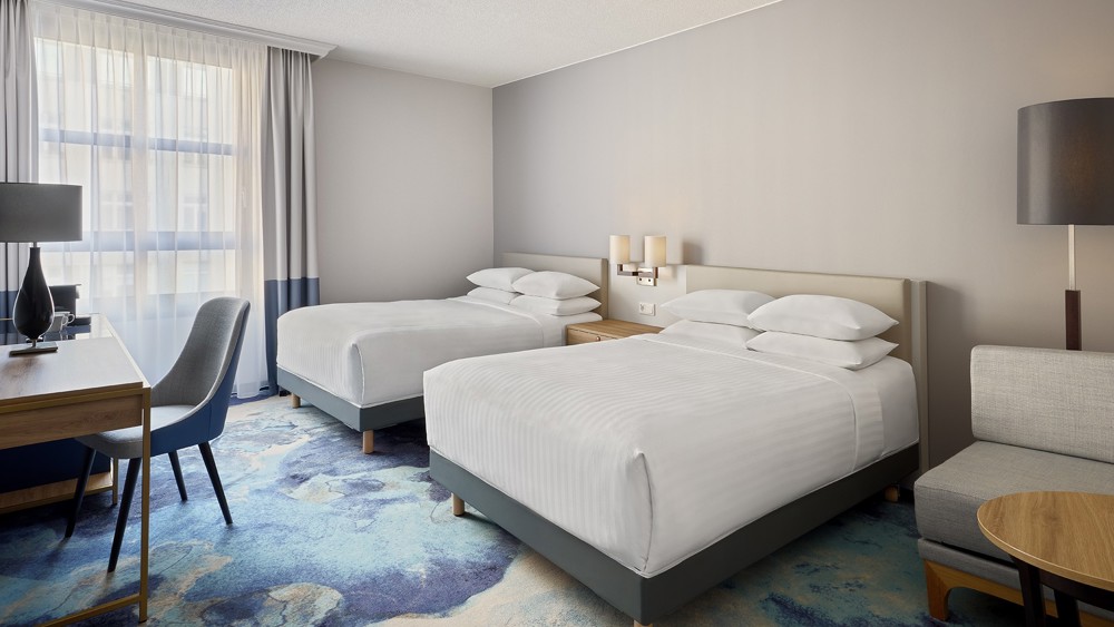 1 night Deluxe King Room 2 beds & Breakfast