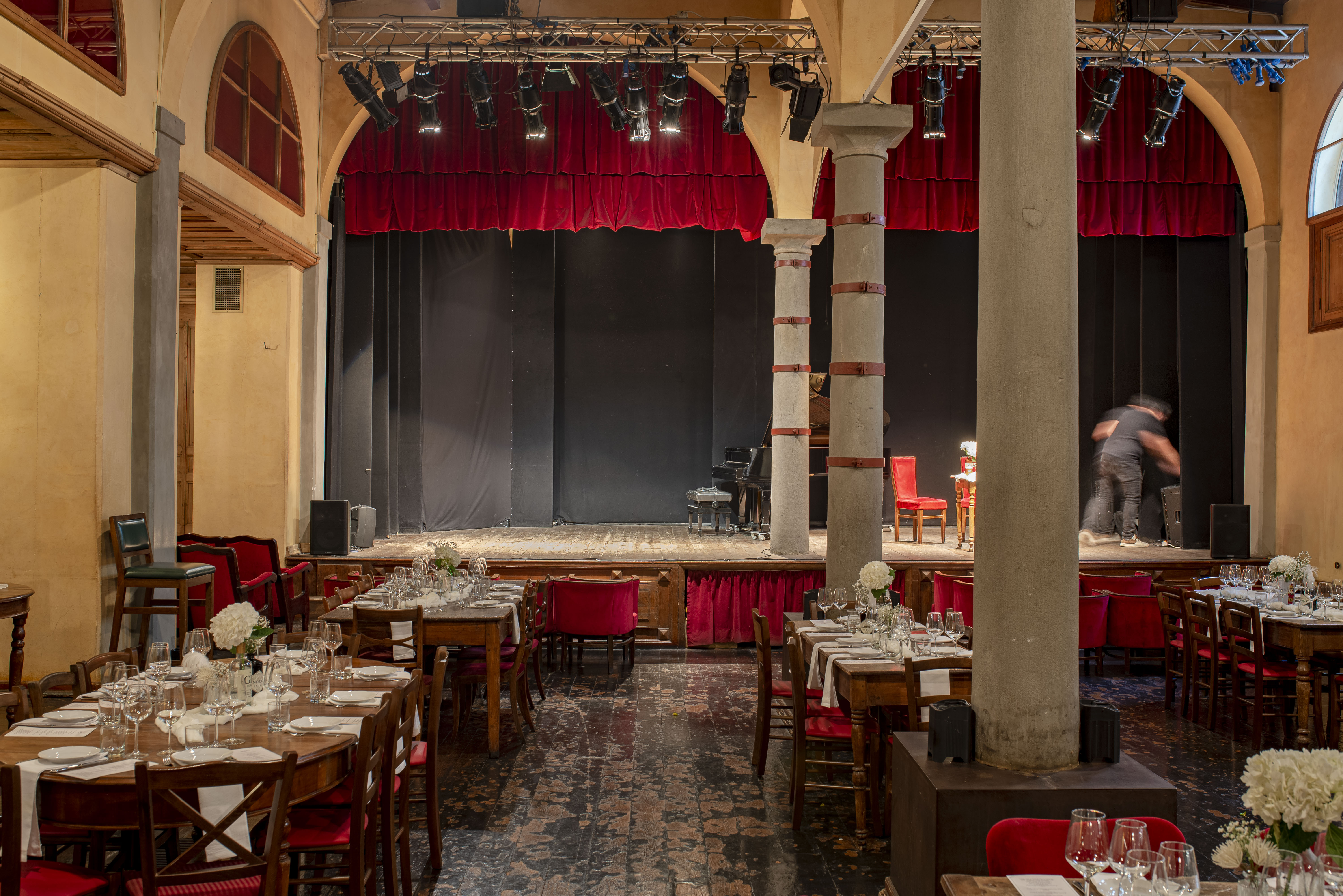 Cena da applauso e grande Spettacolo al Teatro del Sale per due persone | NO Membership Included