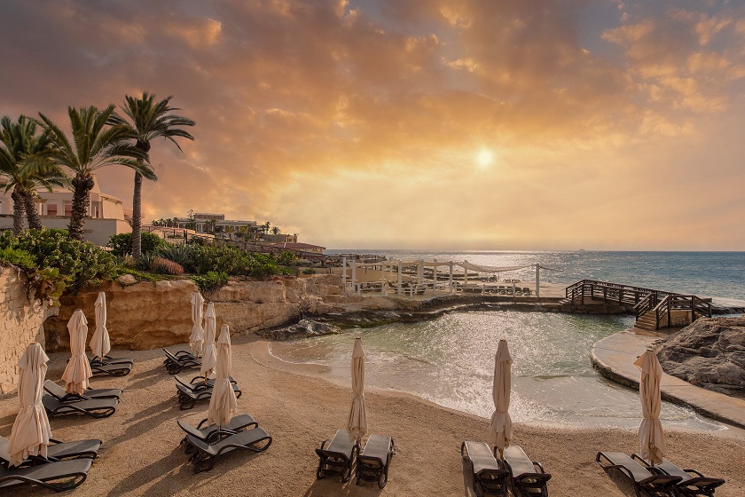  Day at the Reef Club - 1 person pass including €25.00 credit per adult for food & drinks