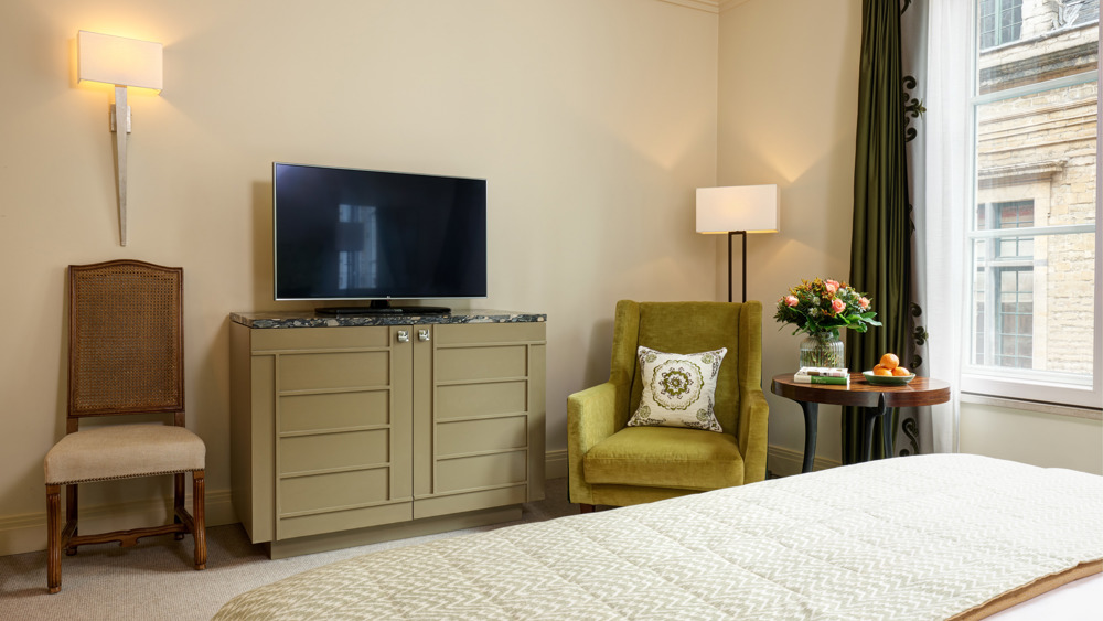 One Night Stay - Deluxe Room and 3 course dinner