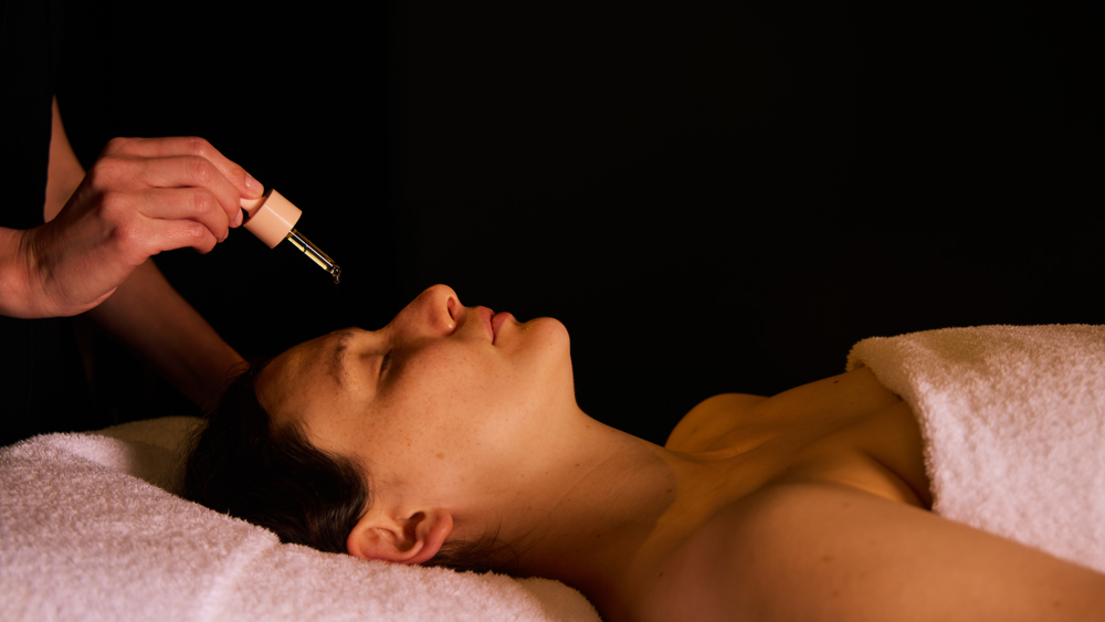 Gold Hydra-lifting Facial (60 mins)