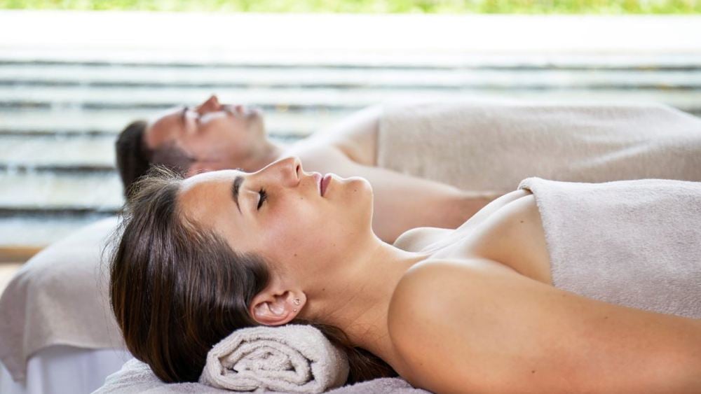 Escapada romántica dos noches habitación dúplex, desayuno bufet, cuatro masajes y dos cenas
