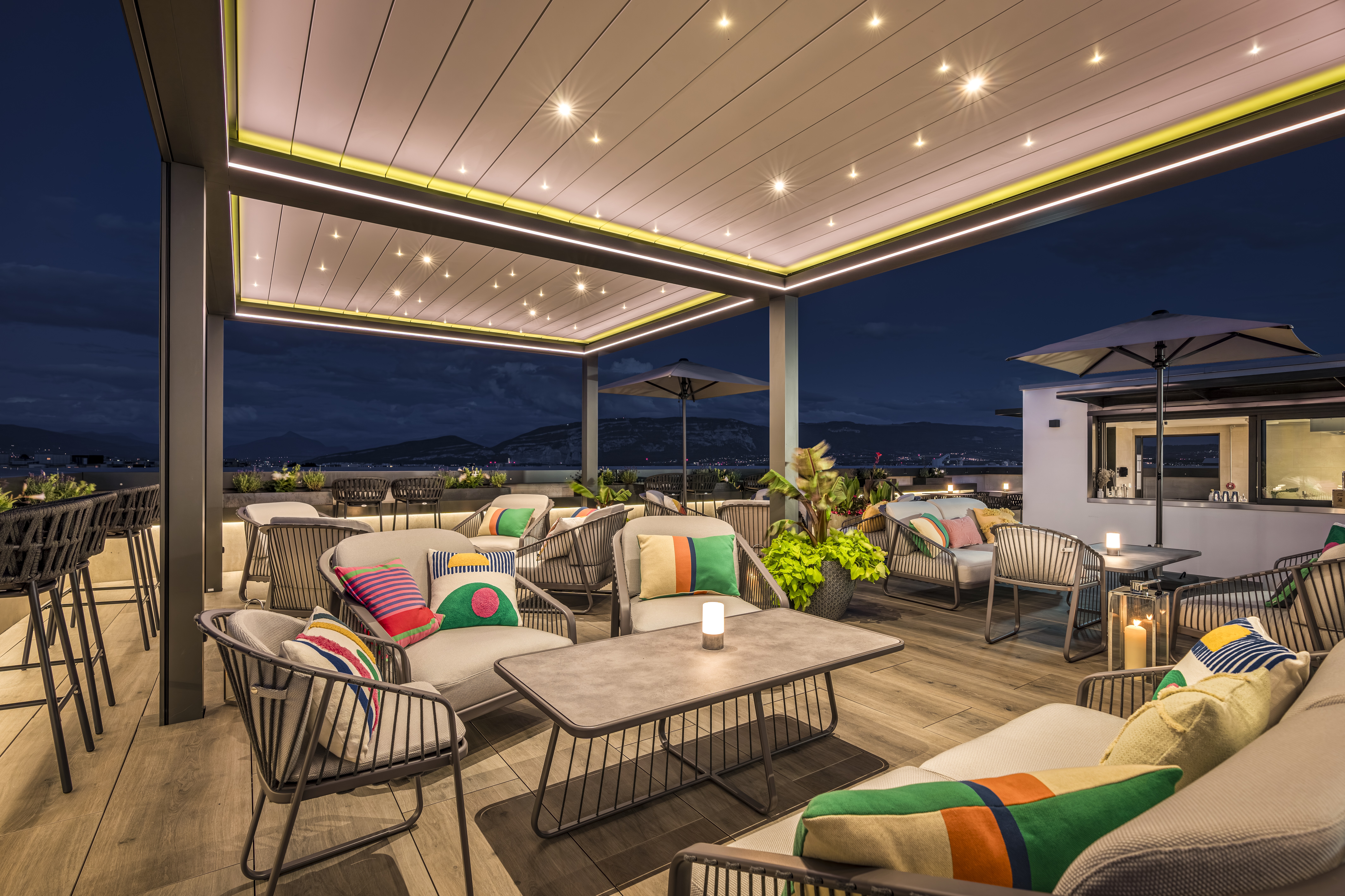 ROOFTOP SUITE 1201 - 2 COCKTAILS
